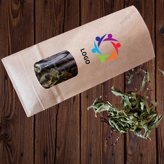 Sachet kraft brun avec fenêtre transparente rempli de thé séché, montrant élégance et praticité.