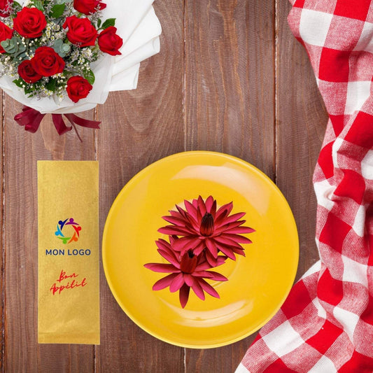 Pochette à couverts personnalisée avec logo multicolore, dimensions 8x24 cm, options blanc ou brun.