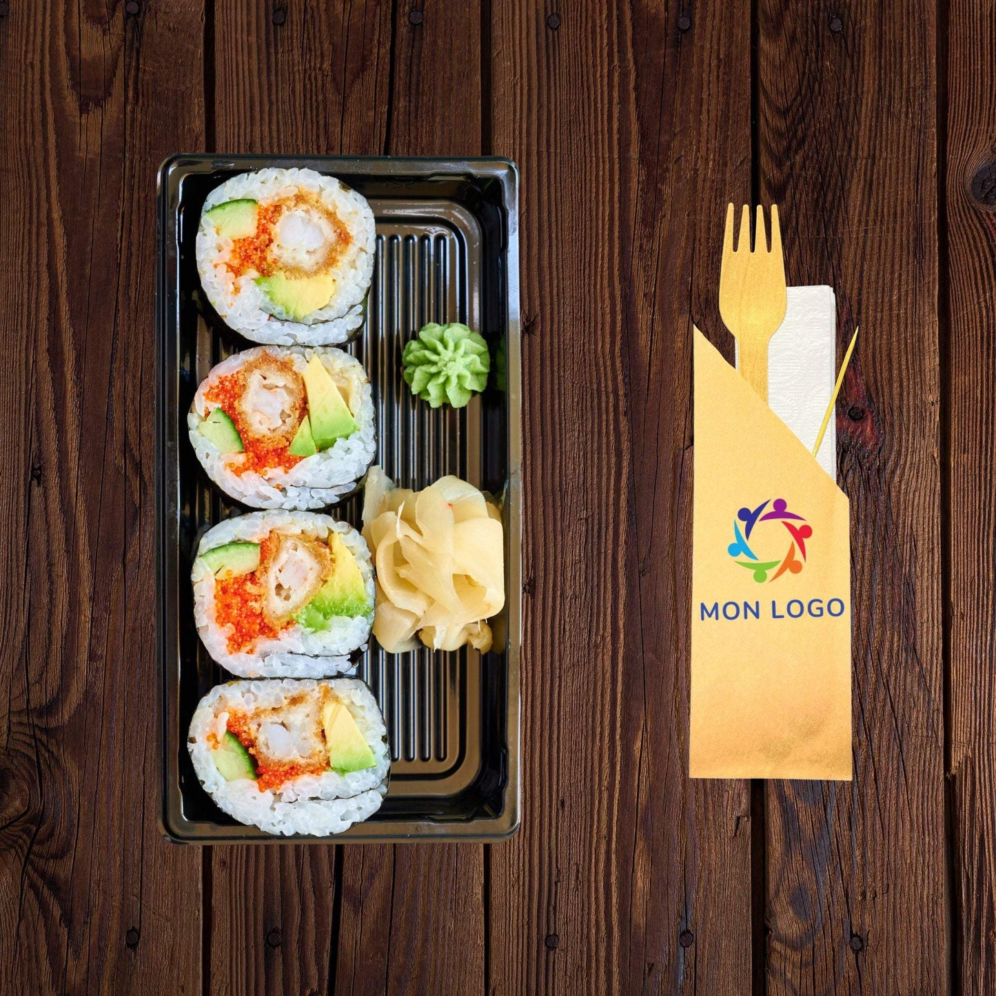 Kit couverts bois personnalisé avec fourchette et serviette en papier, écologique et pratique, idéal pour repas rapides.