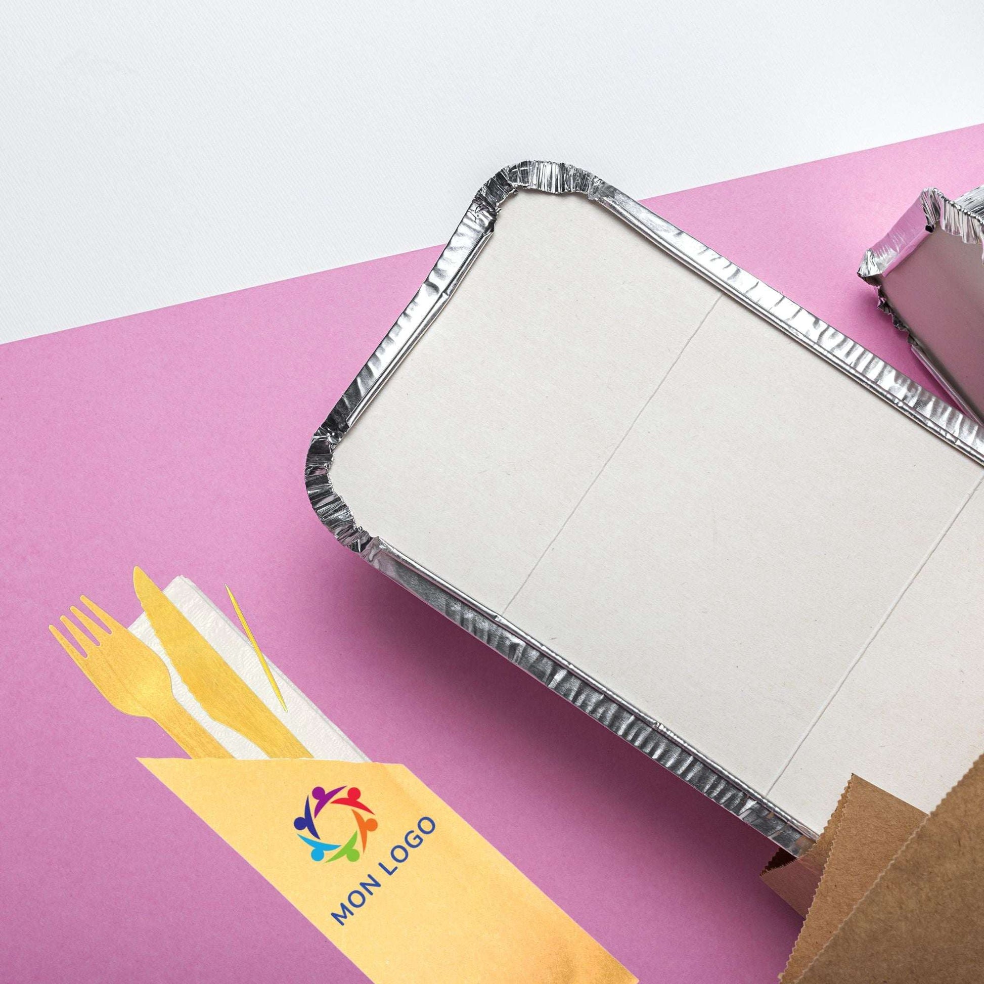 Kit couverts bois personnalisé avec couteau, fourchette, cure-dents et serviette en papier, dans pochette biodégradable.