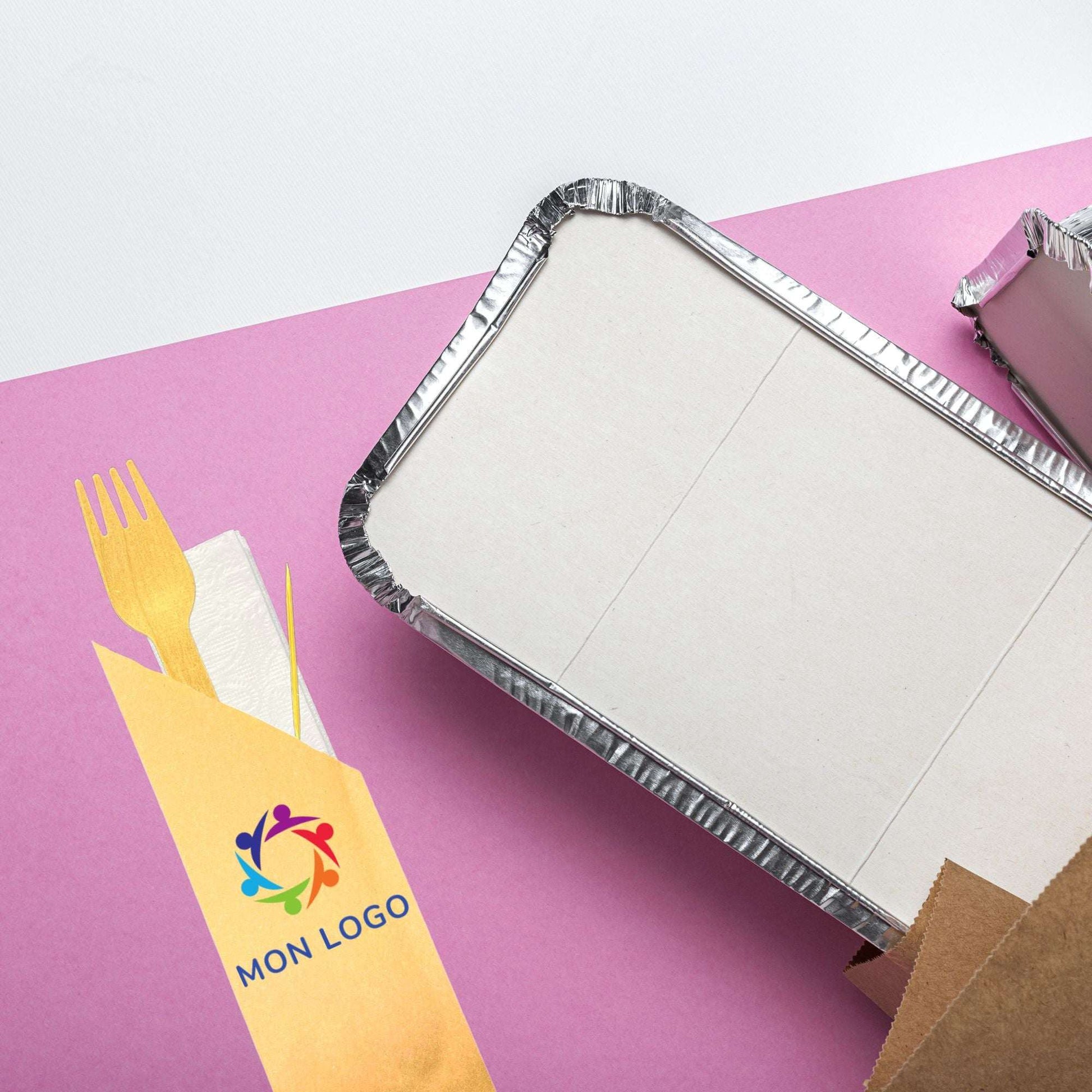 Kit couverts bois personnalisé avec fourchette et serviette en papier dans pochette kraft, biodégradable et écologique.