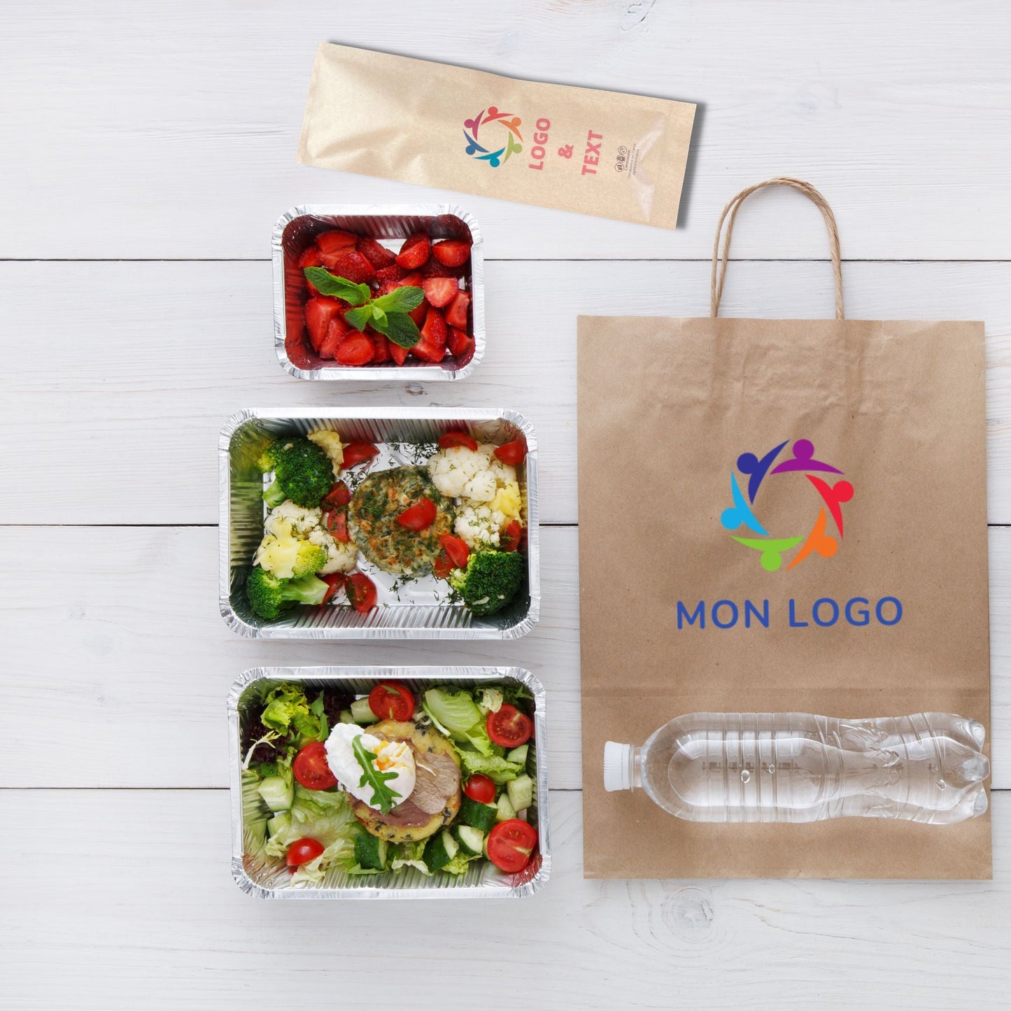 Kit couverts bambou personnalisé avec fourchette, cuillère, cure-dents, serviette en papier, pochette kraft à côté de plats repas et sac recyclable.