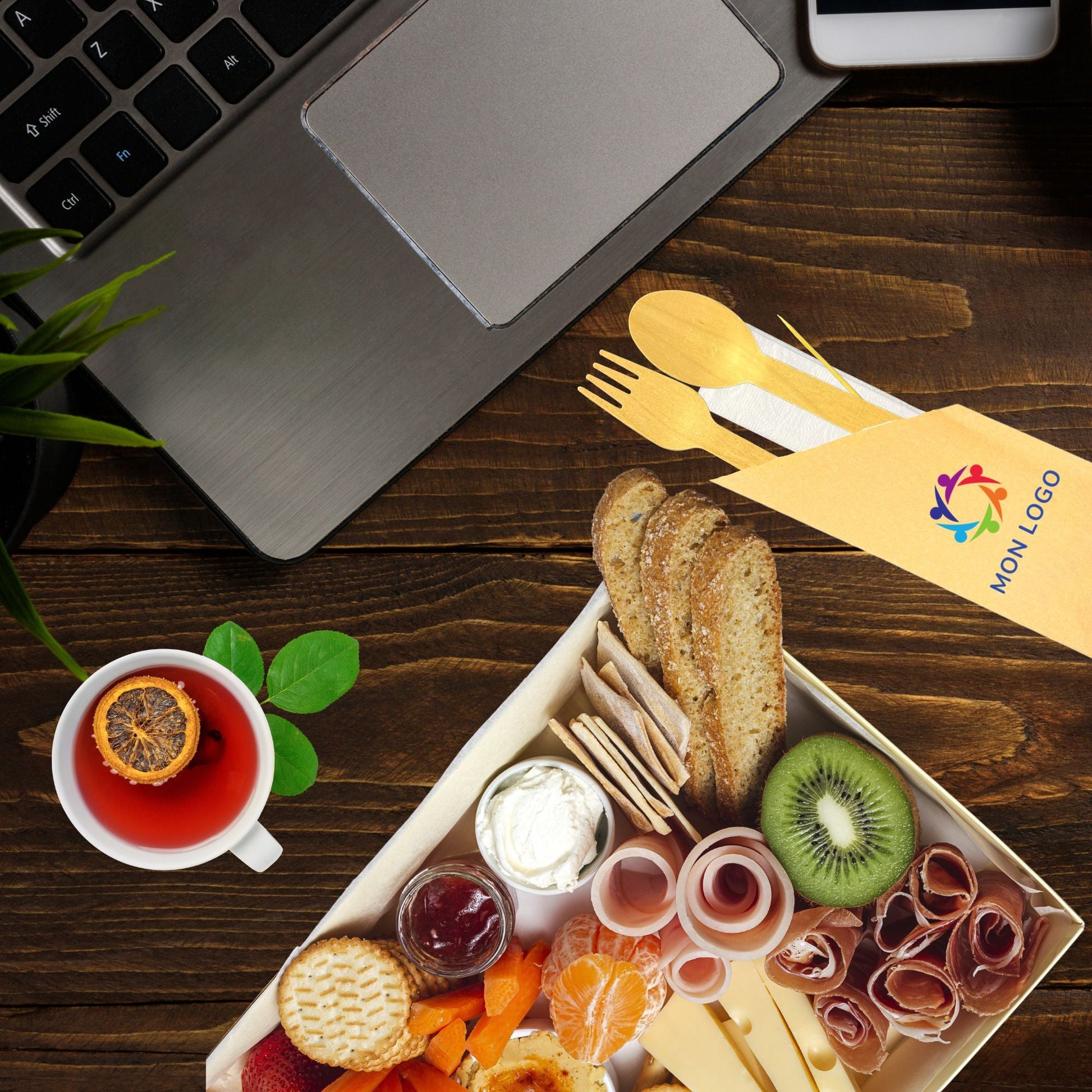 Kit couverts bois personnalisé avec fourchette, cuillère, cure-dents, serviette et logo, écologique et biodégradable.