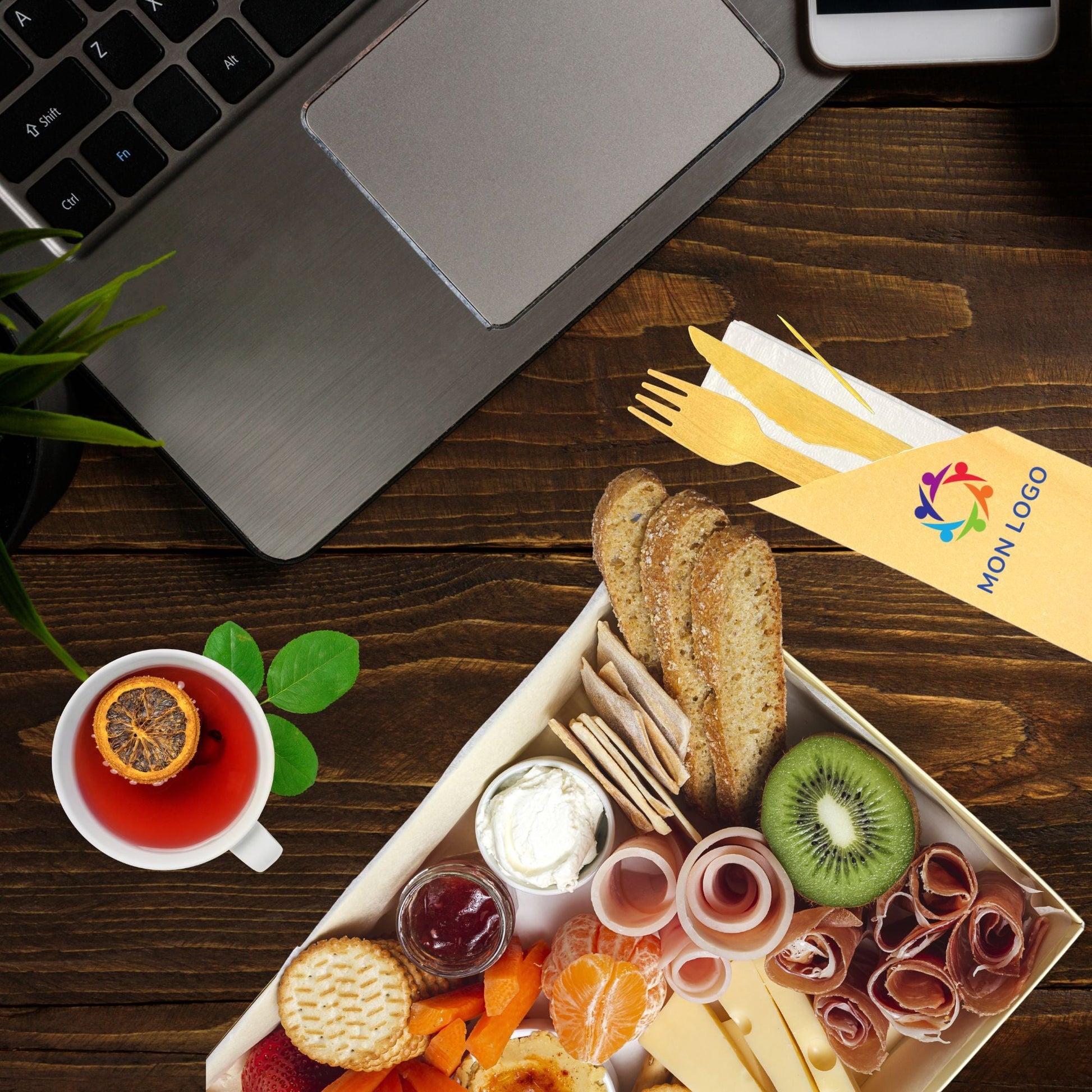 Kit couverts bois personnalisé avec fourchette, couteau, cure-dents et serviette en papier.