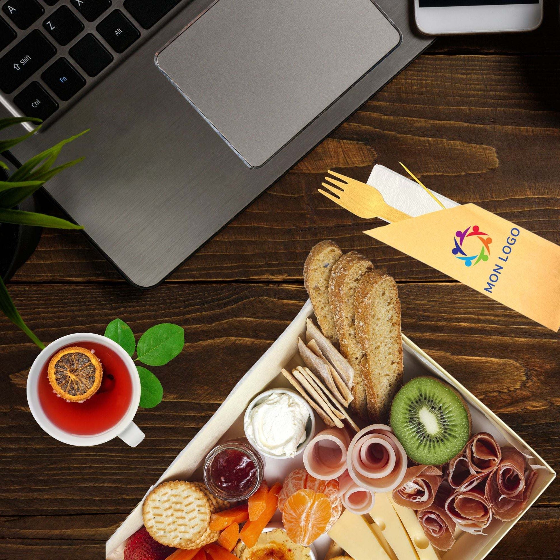 Kit couverts bois personnalisé avec fourchette et serviette en papier, écologique et biodégradable, parfait pour service pratique.