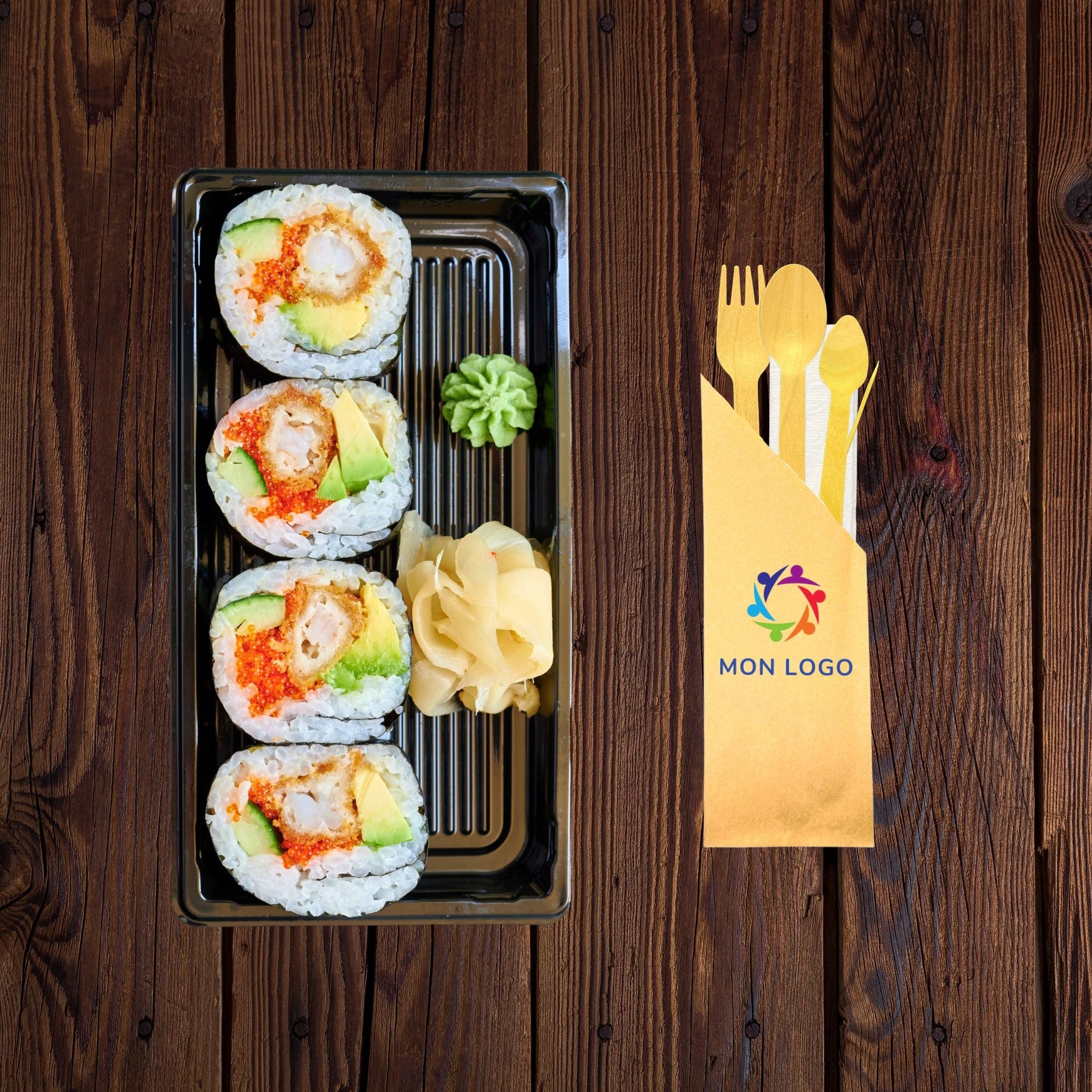 Kit couverts bois personnalisé avec fourchette et cuillères sur table en bois, à côté de sushis.