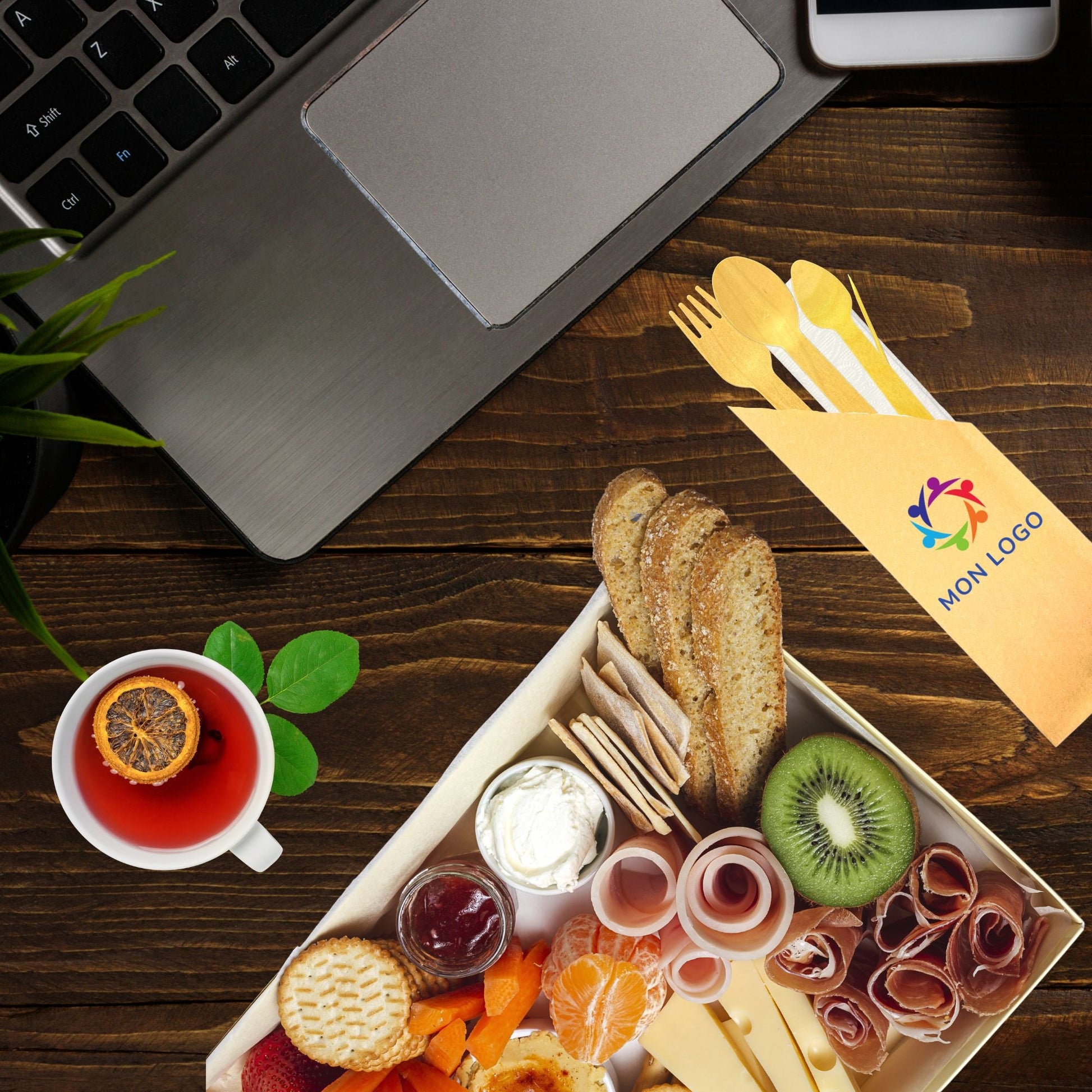 Kit couverts bois personnalisé avec fourchette, cuillère, mini cuillère, cure-dents et serviette en papier, écologique et résistant.