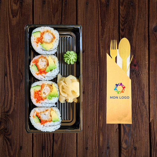 Kit couverts bambou personnalisé avec logo à côté d'un plateau de sushis.
