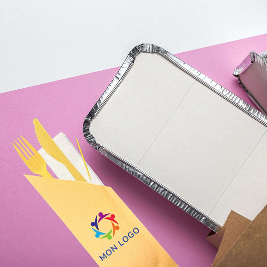 Kit couverts bambou personnalisé dans pochette papier kraft avec logo, contenant couteau, fourchette, cure-dents et serviette, écologique et compostable.