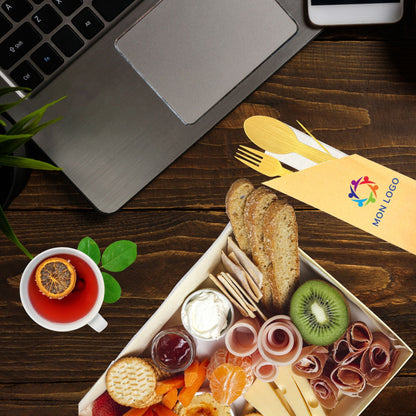 Kit couverts bambou personnalisé avec pochette kraft, idéal pour repas écologiques.